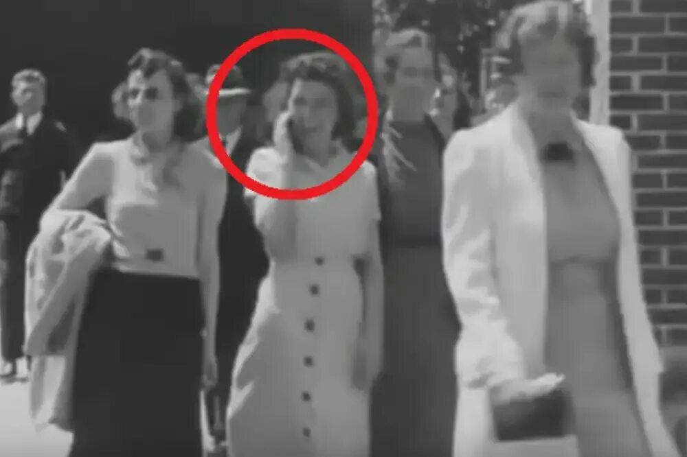 Знаменитые люди. Путешественники во времени реальные. Люди из будущего реальные. - леди бабушка убийство кеннеди. Люди которые попали в историю.