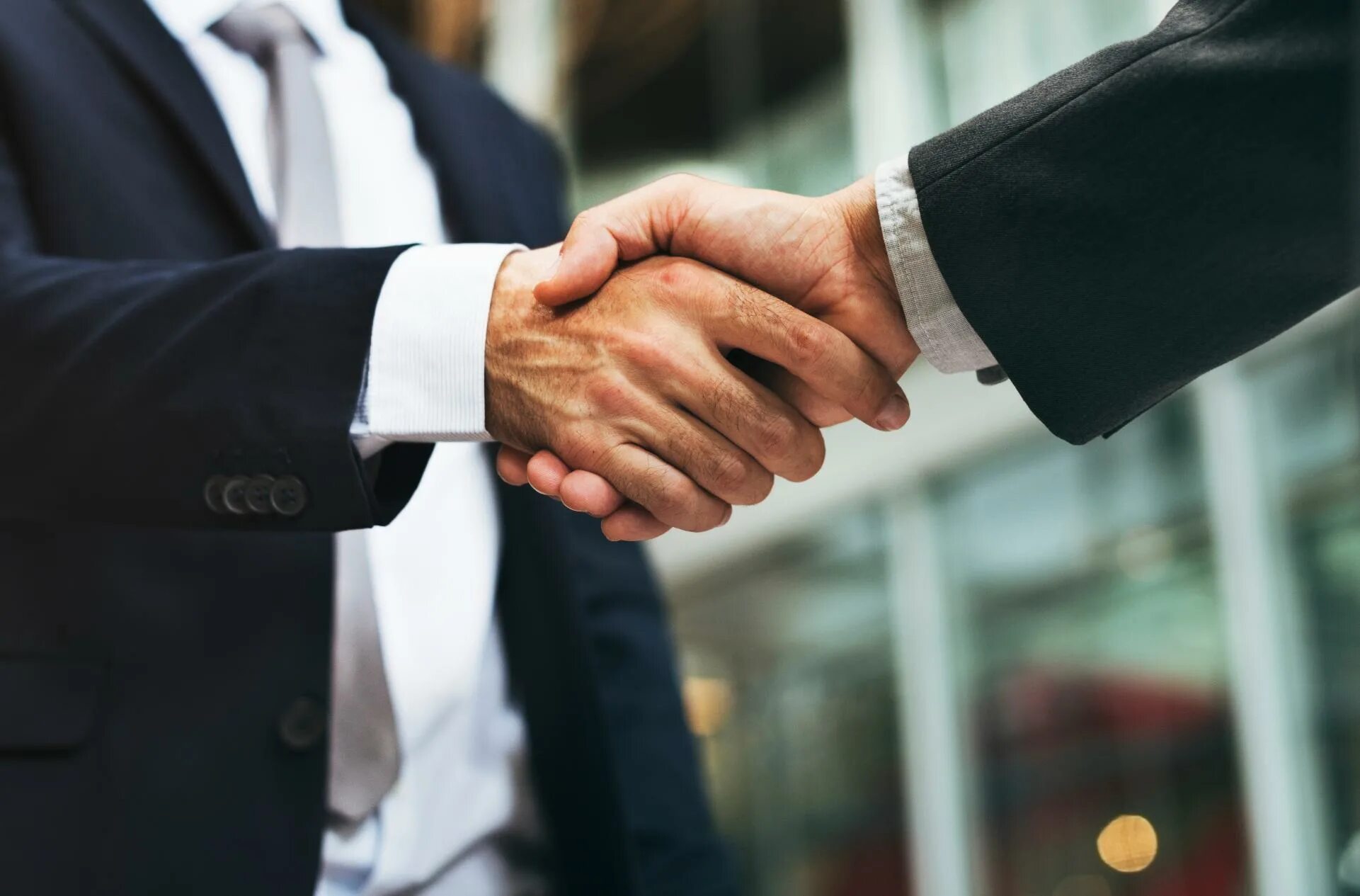 Client handshake. Рукопожатие. Рукопожатие бизнесменов. Бизнесмены пожимают руки. Рукопожатие мужчин.