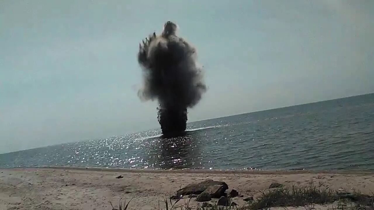 Столб воды 10 метров. Взрыв сероводорода в черном море. Взрыв сероводорода в черном море в 1927. Черное море сероводородная бомба. Морская мина Анапа.