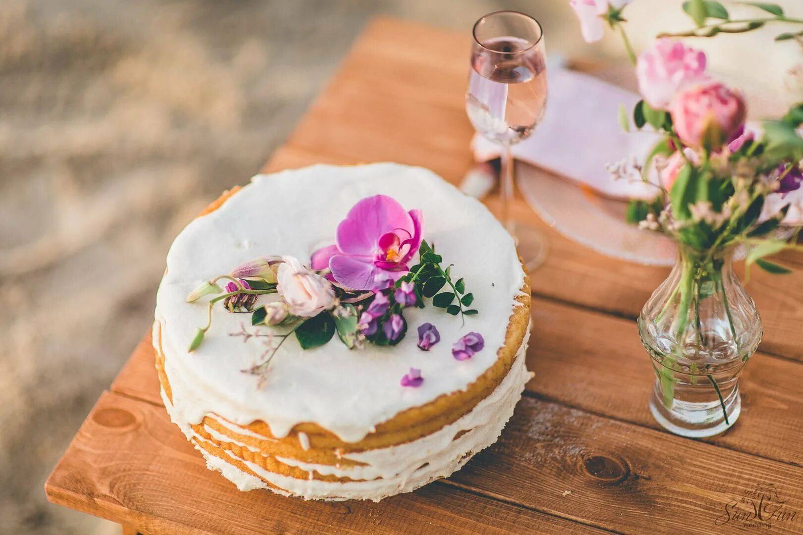 Украсить торт живыми. Украшение торта живыми цветами. Украшение свадебного торта живыми цветами. Торт украшенный цветами живыми. Весенний тортик.