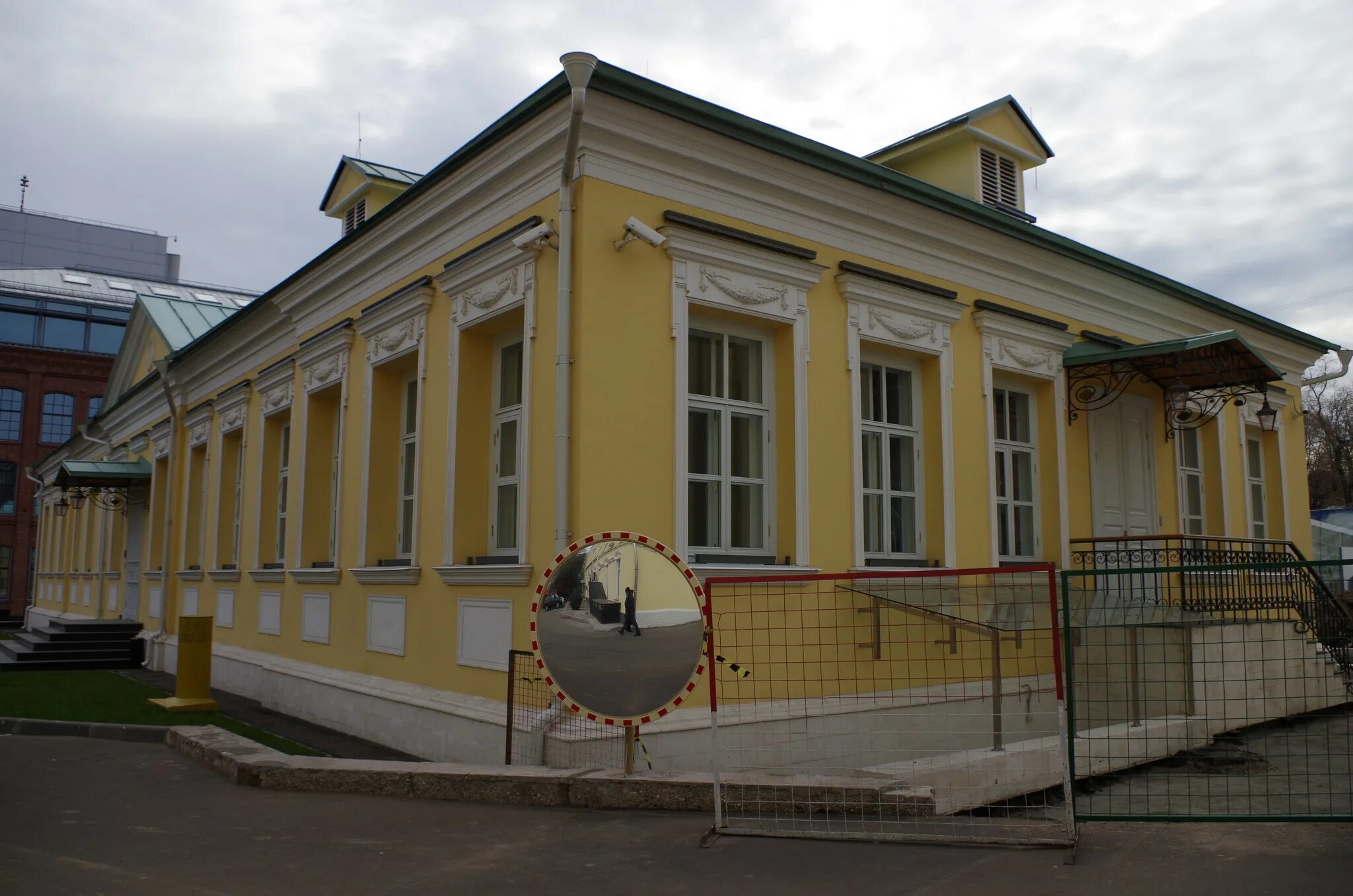 Городская усадьба всеволожских. Усадьба Всеволожских в Хамовниках. Особняк Всеволожских на Тимура Фрунзе. Москва улица Тимура Фрунзе усадьба Всеволожских.