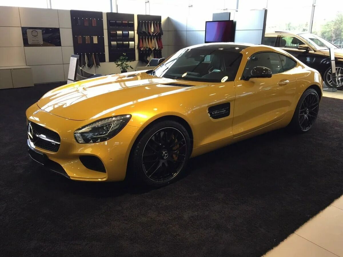 Купить amg gt. Мерседес АМГ ГТ 2015. Мерседес АМГ gt s 2015. Желтый Мерседес АМГ gt. Мерседес АМГ ГТ купе желтый.