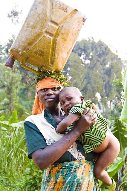 Африканские женщины. Africa mom. A baby a child возраст. Чернокожая америка фото. Африканская мама.