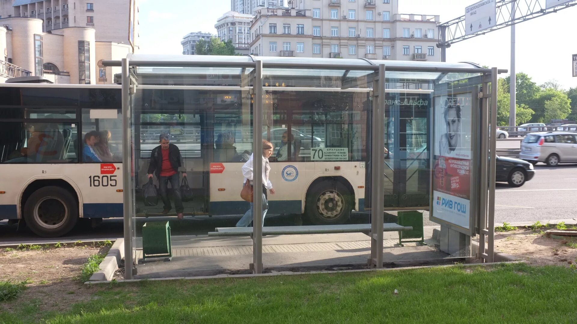 Автобус не остановился на остановке. Остановка улица Лизы Чайкиной. Остановка ул Лизы Чайкиной Омск. Автобусная остановка Москва. Современные автобусные остановки.