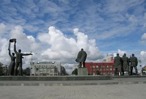 Памятник на площади ленина