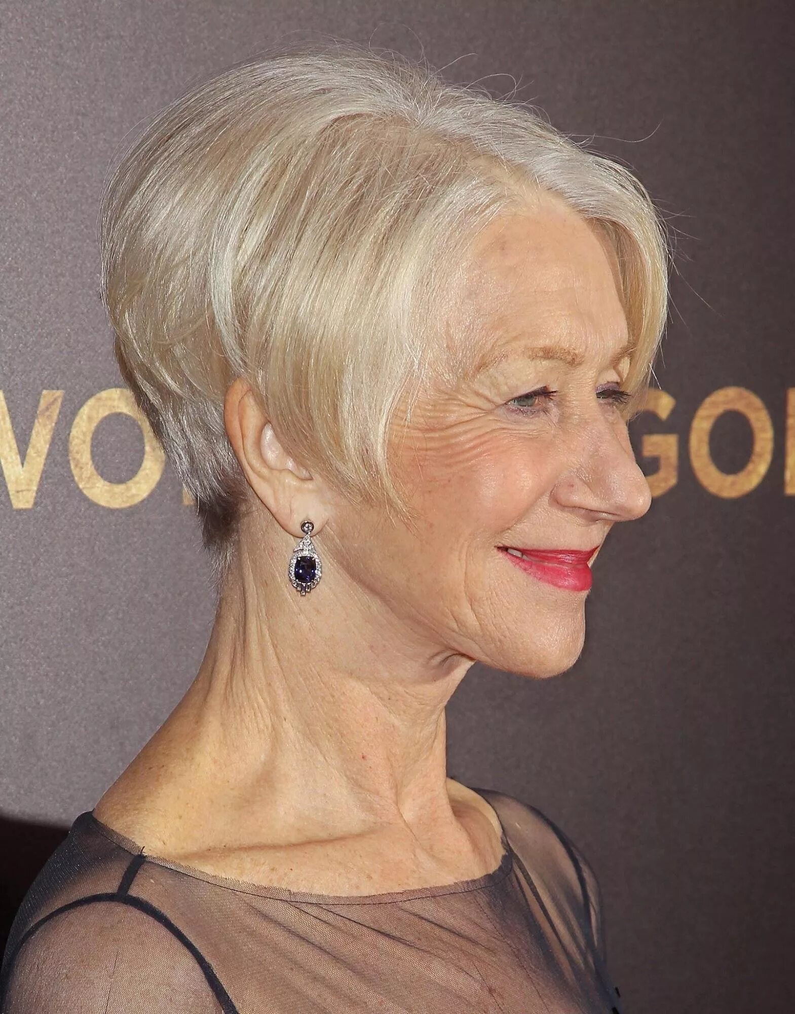 Боб каре 60 лет. Каре для взрослых женщин. Стрижка боб каре после 60. Градуированный боб для женщин за 50. Стрижка каре для пожилых женщин.