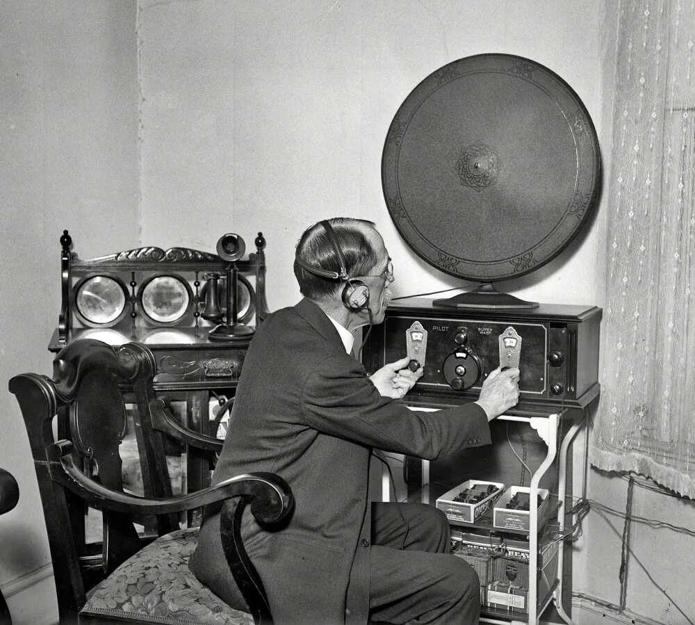 Радио новое время. Радиоведущий 20 века. Радиоприемники 1920-х годов. Первый радиоприемник. Радиостанция 1930.