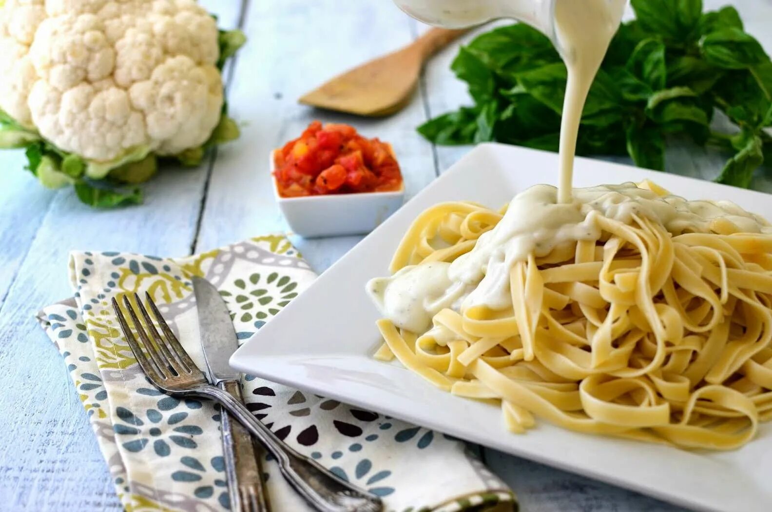 макароны с соусом бешамель. гарнир к макаронам. итальянский соус для макарон. рецепт приготовления макарон с соусом. спагетти карбонара с беконом.