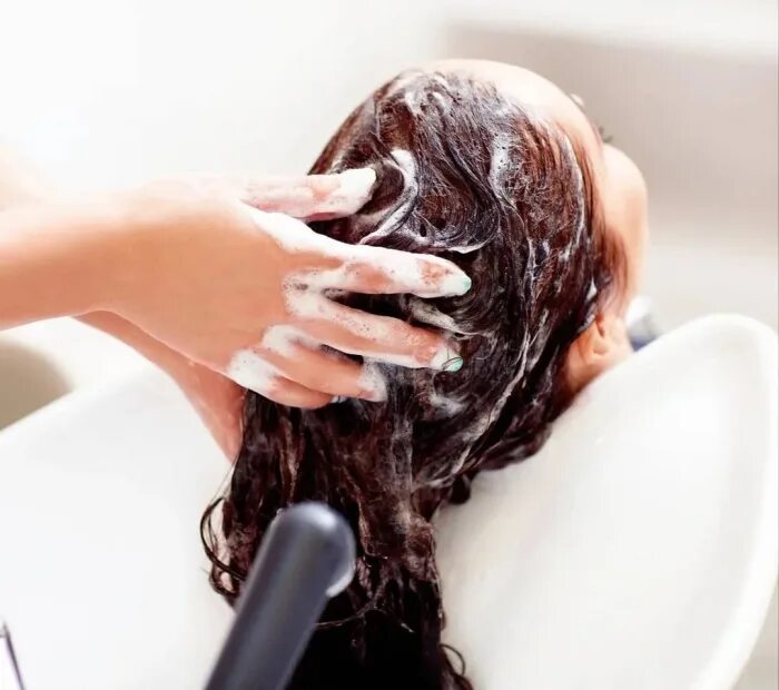 Мыло для мытья головы. Мытье головы. Мытье волос в парикмахерской. Маска для волос в салоне. Ухоженные вымытые волосы.