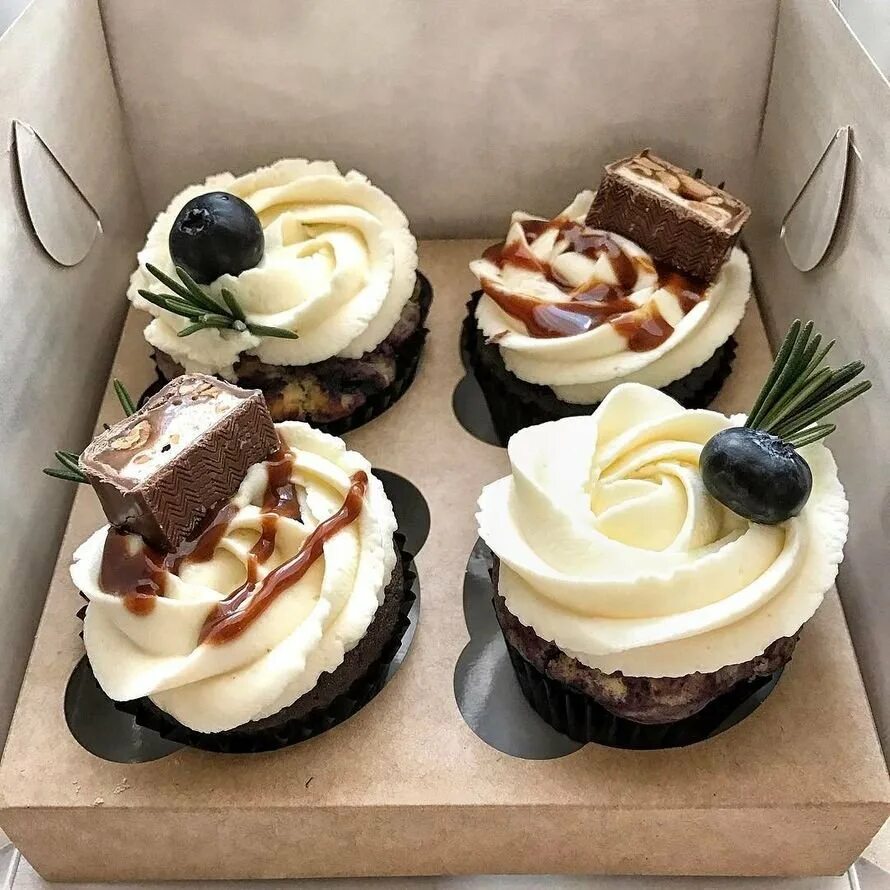 Декор капкейков с орео. Капкейки декор орео. Капкейки украшенные орео. Украшение капкейков орео. Шоколадные капкейки с орео.