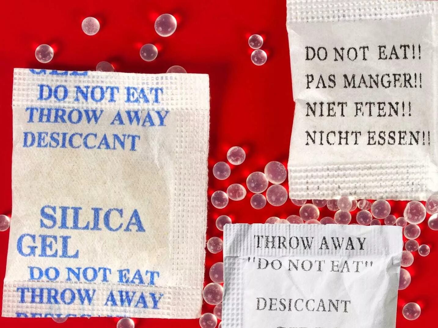 Силикагель в пакетиках. Силикагель для обуви. Desiccant Silica Gel что это. Desiccant Silica Gel do not eat Throw away. Should throw