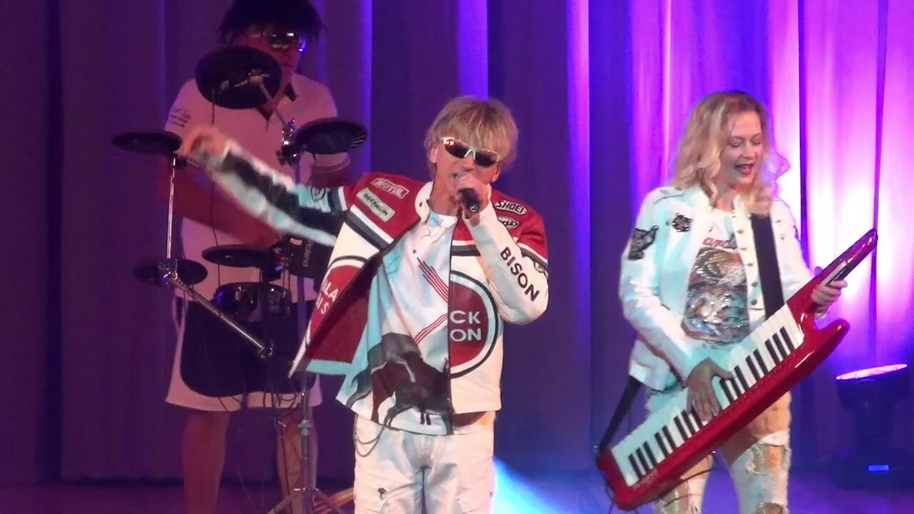 Сладкий сон алые. Сладкий сон алые. Сергей васюта алые розы ремикс. Солист группы сладкий сон. Сергей васюта.