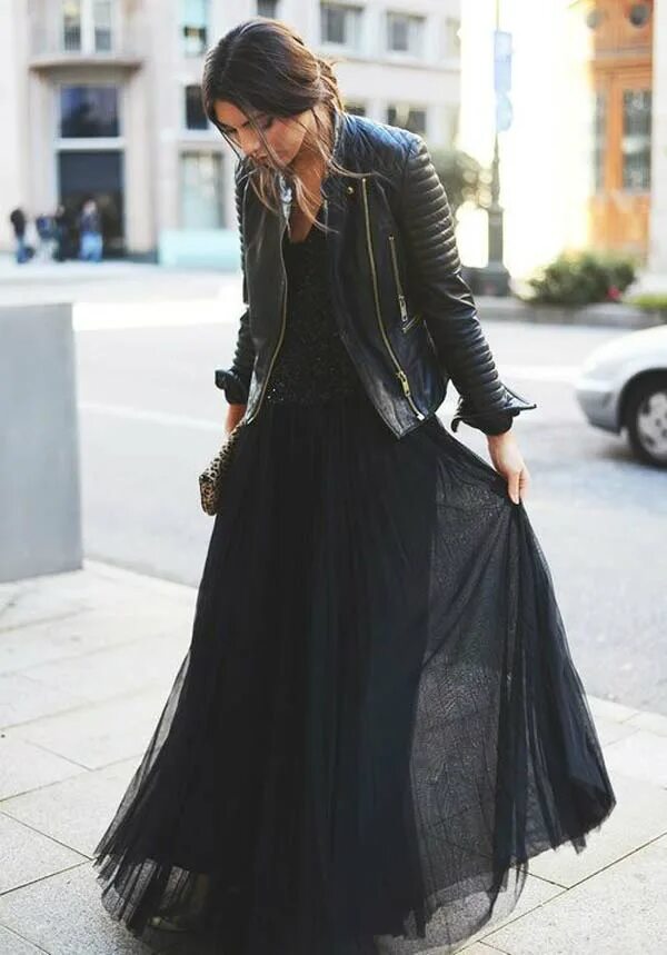 Черная юбка черная куртка. Стрит стайл черное платье макси. Длинное платье с кожанкой. Длинная кожаная юбка. Косуха с платьем.