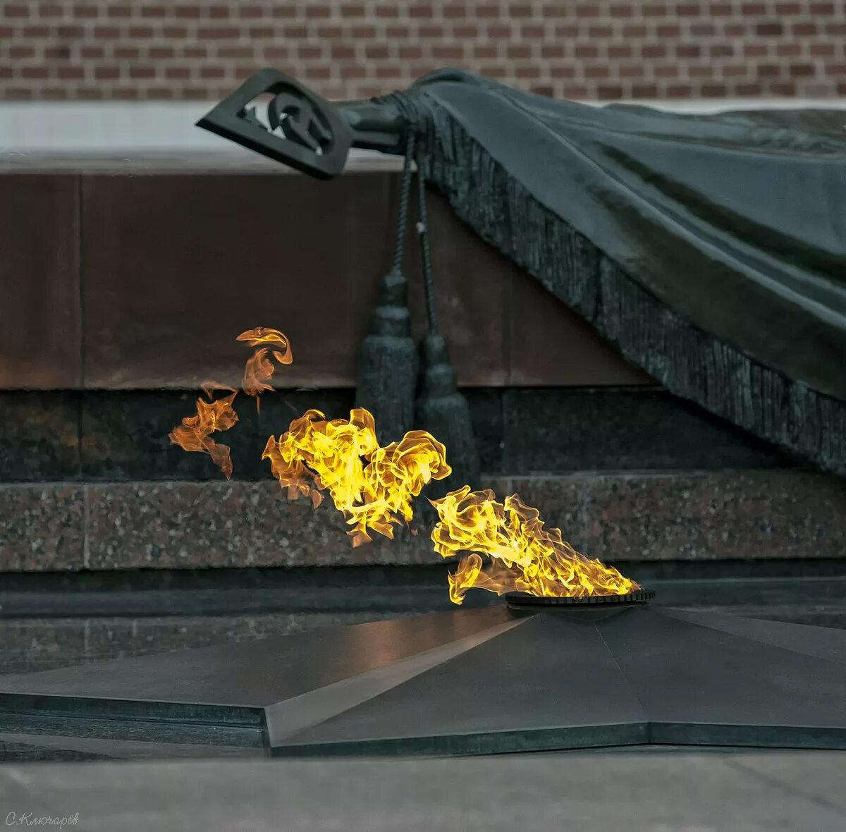 День победы вечный огонь. Памятник вечный огонь. Вечный огонь. Вечный огонь геленджик. Как выглядит вечный огонь.