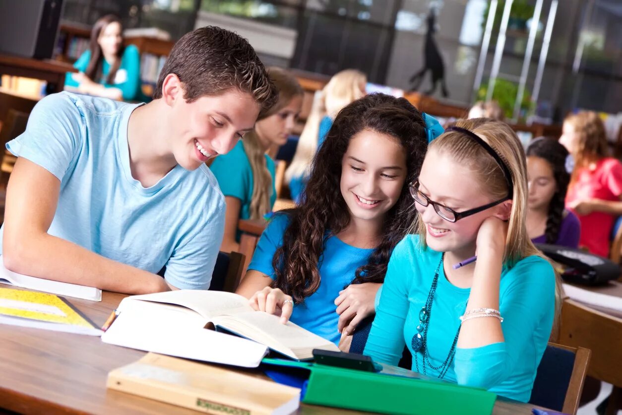 The school has many students. Подростки в школе. Подростки учеба. Подростки на уроке. Ученик подросток.