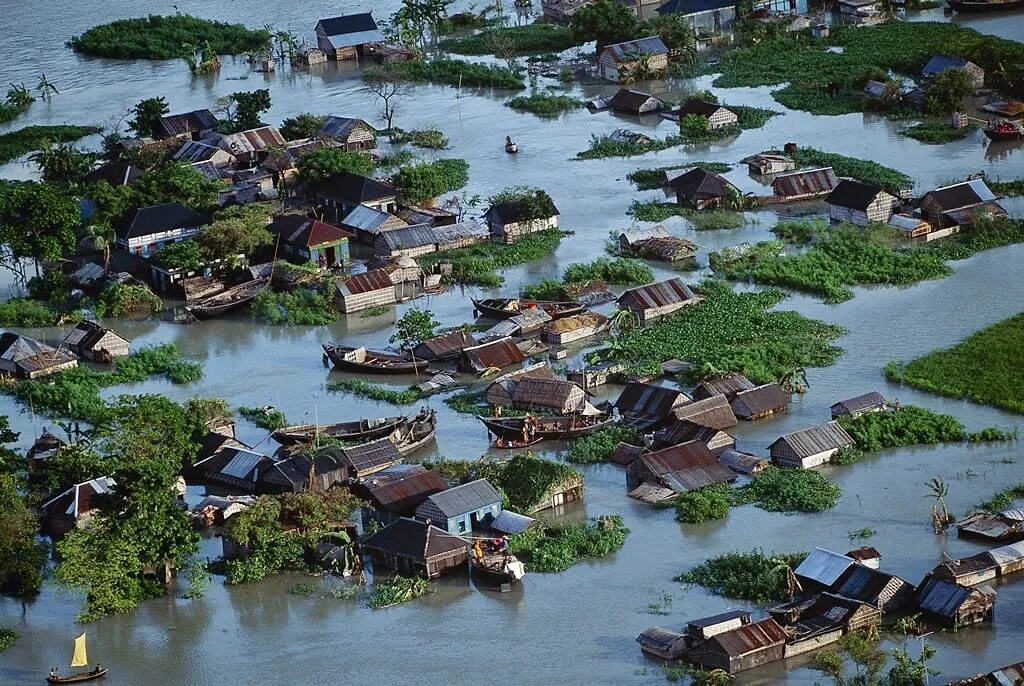 Города где наводнение. Остров Бхола Бангладеш. Наводнение в Бангладеш 1991. Наводнение Бангладеш 1998. Бангладеш наводнение.