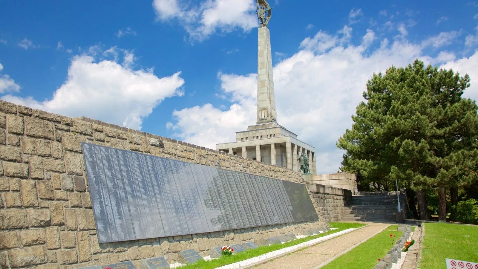 Monument picture. Мемориал Славин в Братиславе. Мемориальный комплекс Славин. Славин Словакия. Мемориальное кладбище в Братиславе.