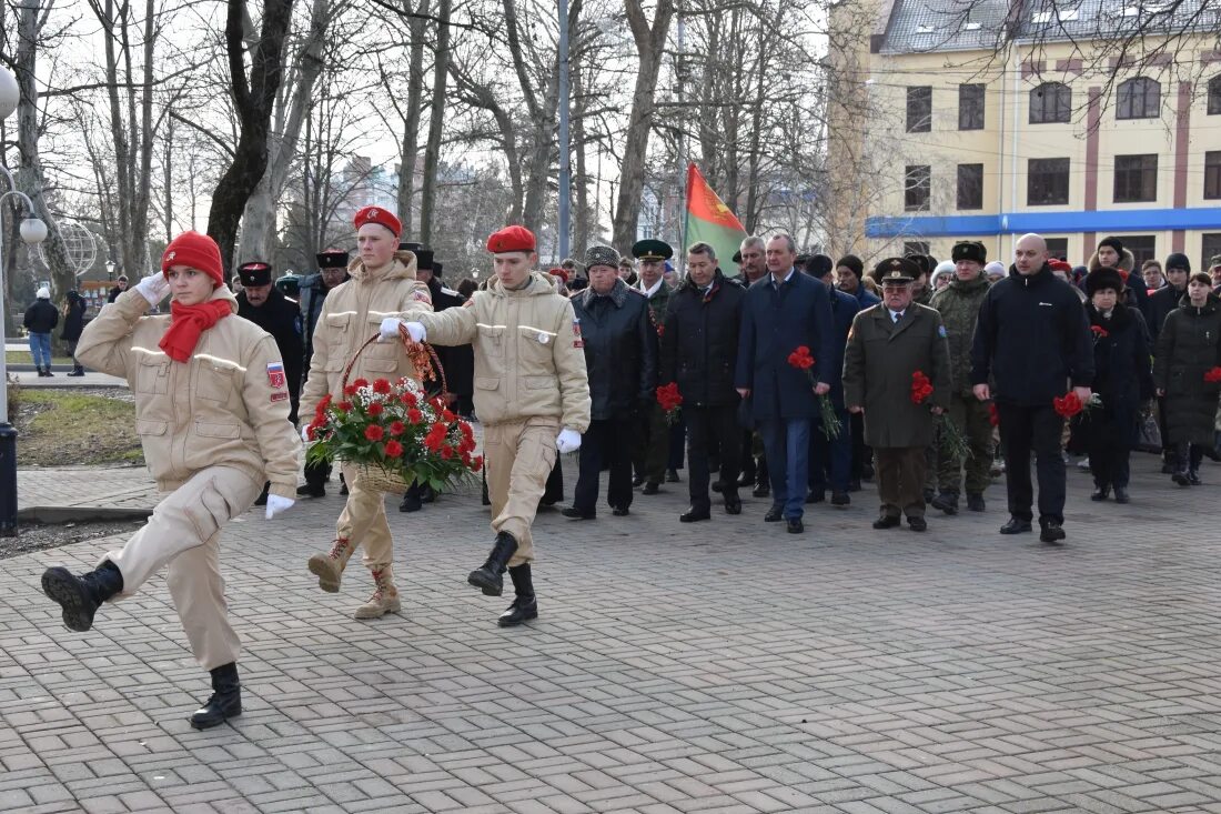 Новости славянска на кубани сегодня последние свежие. День защитника Отечества фото. Защитники Отечества фото. Аллея памяти. Люди возложение цветов к Вечному огню.