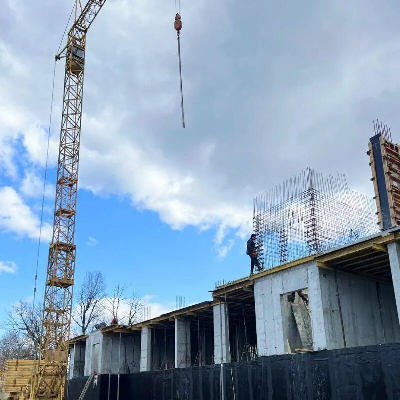 стройка домов. красивая стройка. строящемся или строящимся как правильно. стройка. красивая стройка.