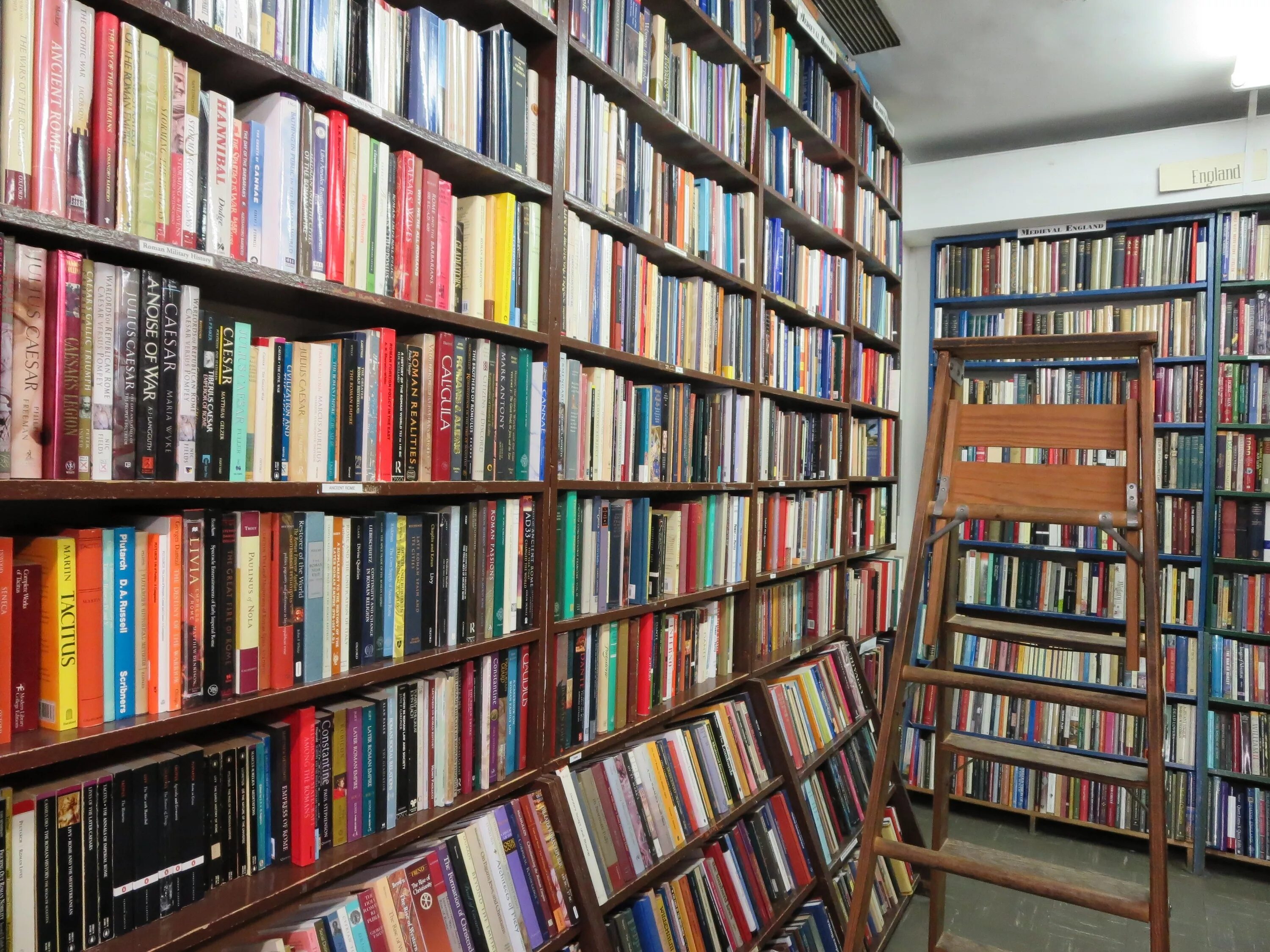 Книги в библиотеке. Книжные полки в библиотеке. библиотечные полки. стеллажи для книг в библиотеку. книжные стеллажи в библиотеке.