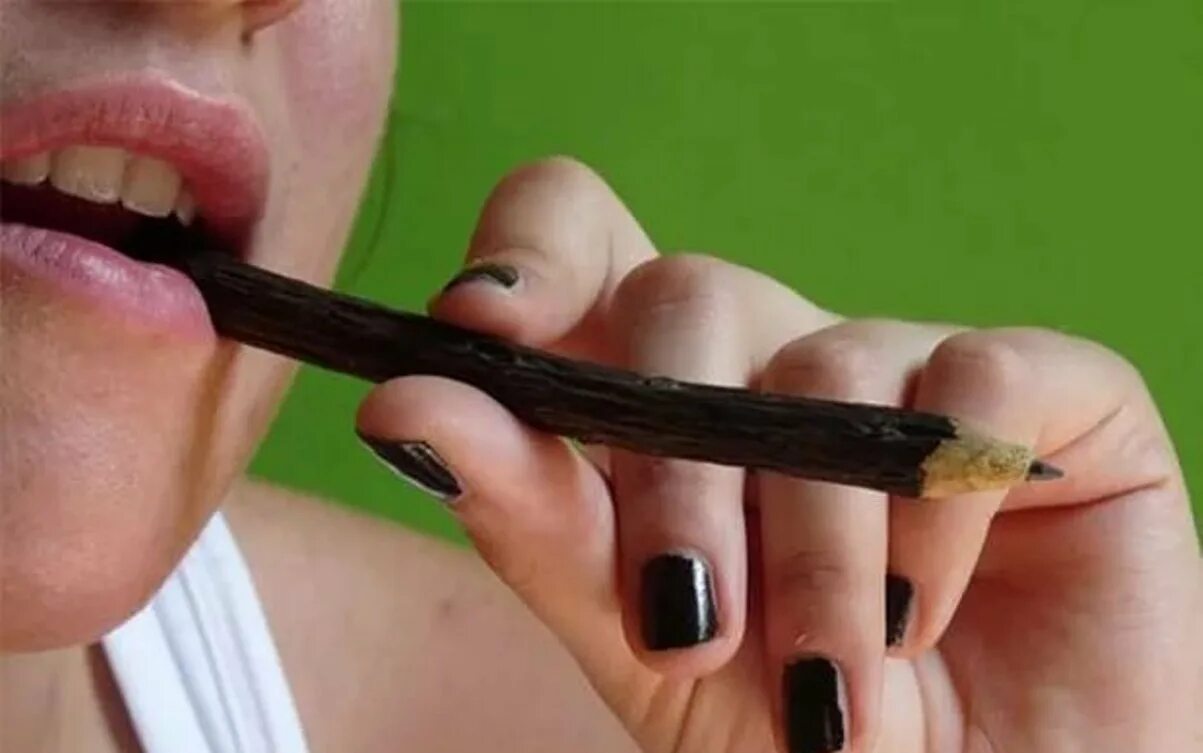 Улыбка мультяшная. Девушка с ручкой в зубах. Грызть карандаш. Мультяшное лицо. Рот карандашом.