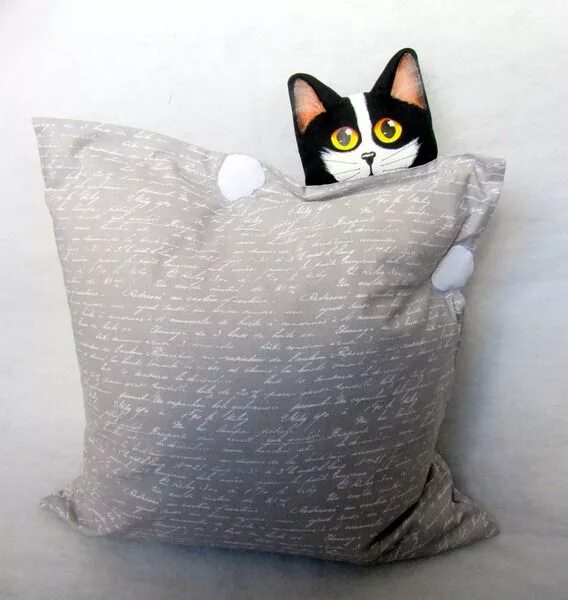 Характер кошки по подушечкам. Подушка котик. Подушка кошка. Декоративные подушки с котиками. Подушка диванная кошка.