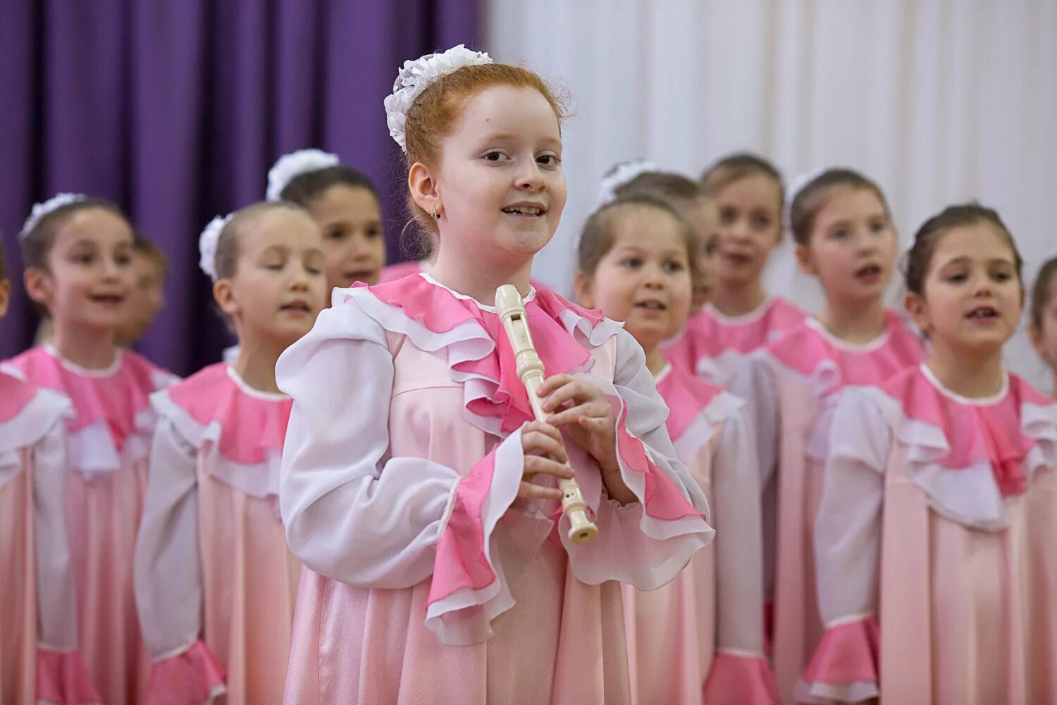 Веселые вокальные песни. Костюмы для хоровых коллективов детских. Костюм хор дети. Детские хоровые коллективы. Детский вокальный ансамбль.