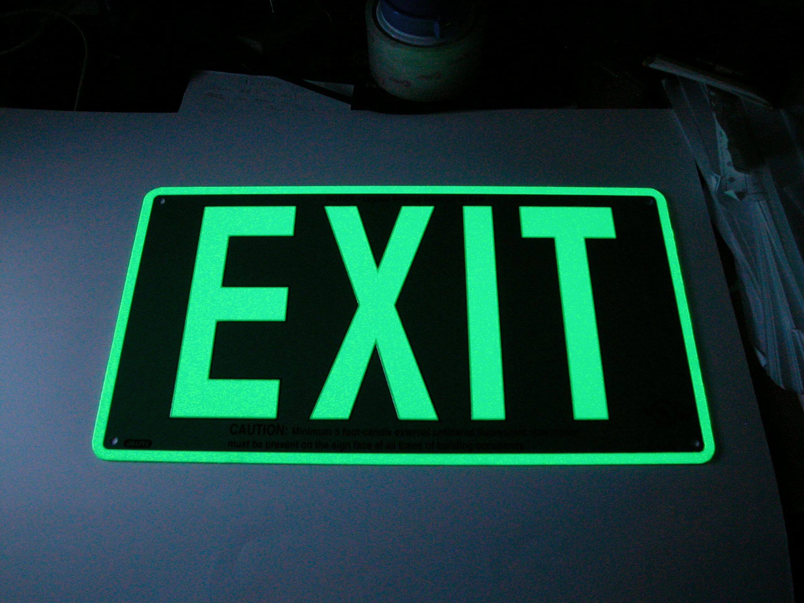 Выход логотип. Табличка exit. Вывеска exit. Светонакопительные таблички. Люминесцентные таблички.