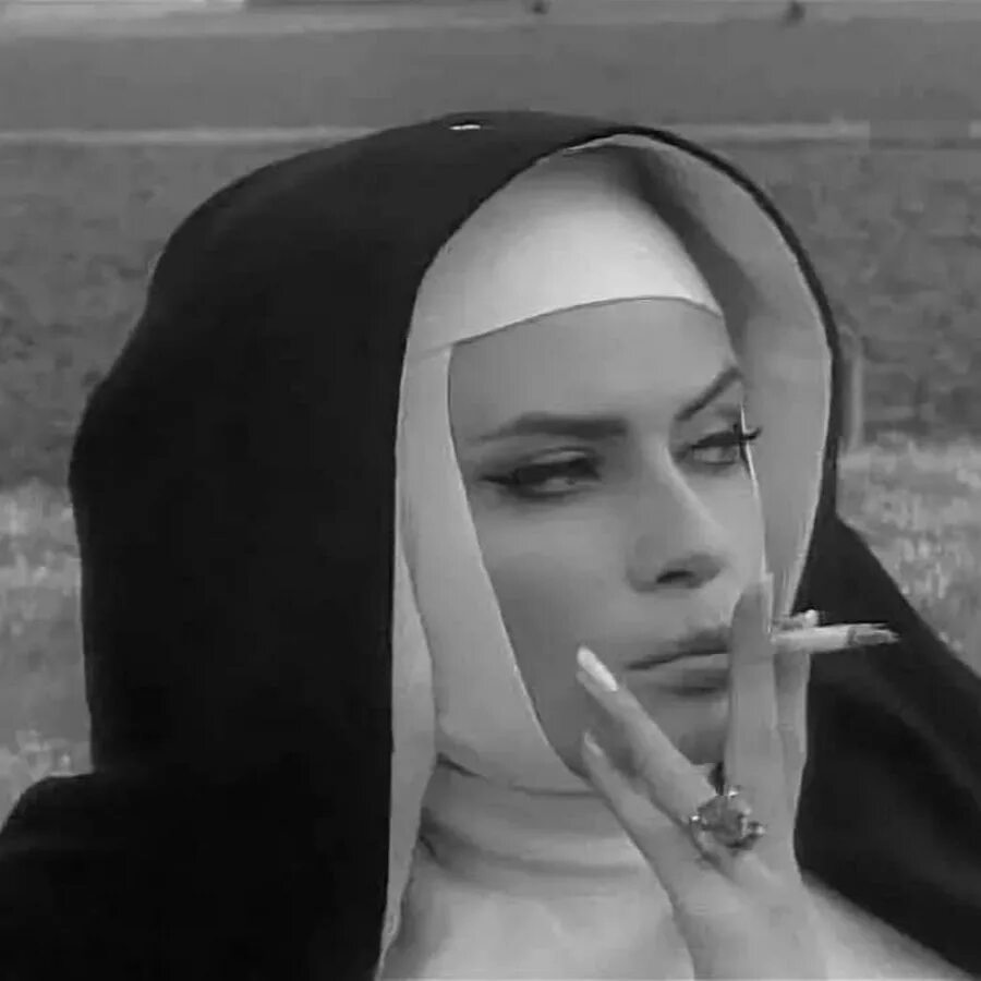 Святые бывшие грешниками. Монахиня / la religieuse (1966). Монашка курит. Монахиня курит.