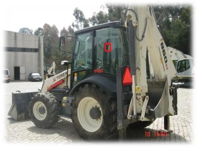 Стекло терекс. Стекло заднее terex 6099765m91. 6099910m1 стекло кабины заднее левое terex. Кабина терекс 825. Терекс 820 и 860.