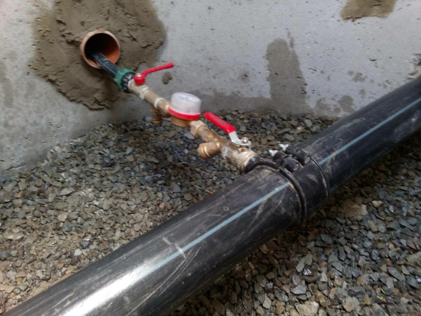 Присоединяющие трубы. Пнд врезка под давлением в водопровод 20 мм. муфта для врезки в водопровод 32мм. врезка в магистраль водопровода 50 диаметр. кран для врезки в магистраль из пнд трубы.