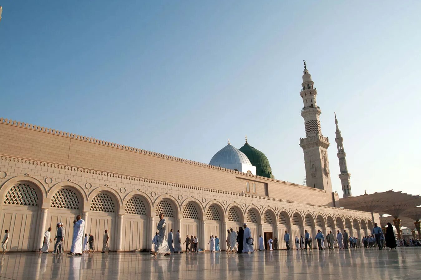 Медина что это. Медина мечеть пророка. Мечеть пророка (Масджид АН-Набави). Медина мечеть пророка Мухаммеда. Мечеть Мадина в Саудовской Аравии.