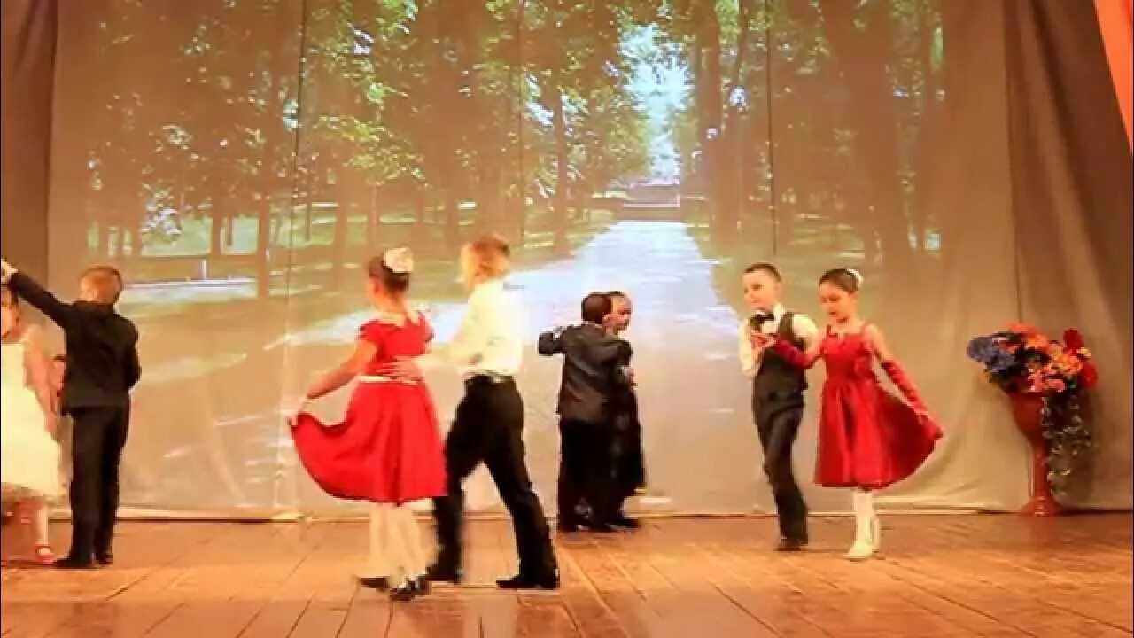 Вальс Юлии Буговой. Детский коллектив вальс. Танцуют вальс дети в саду.