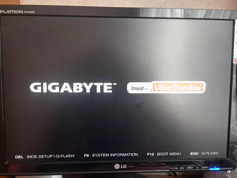 Gigabyte черный экран