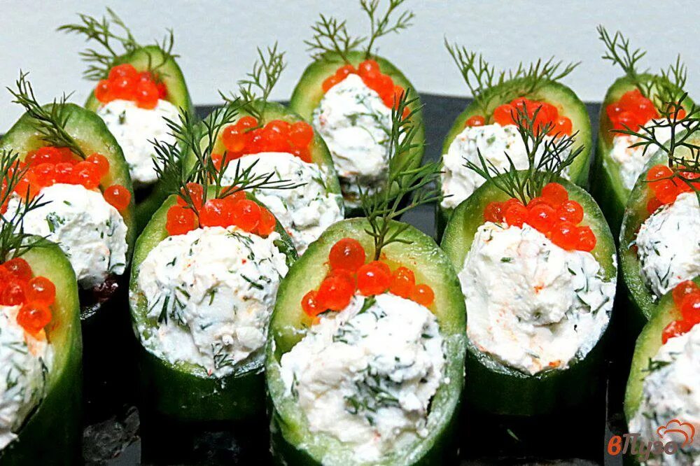 Закуска из огурцов быстрого. Закуска из огурцов. огуречная закуска. закуска из огурца и творожного сыра и семги. огурцы с икрой закуска.