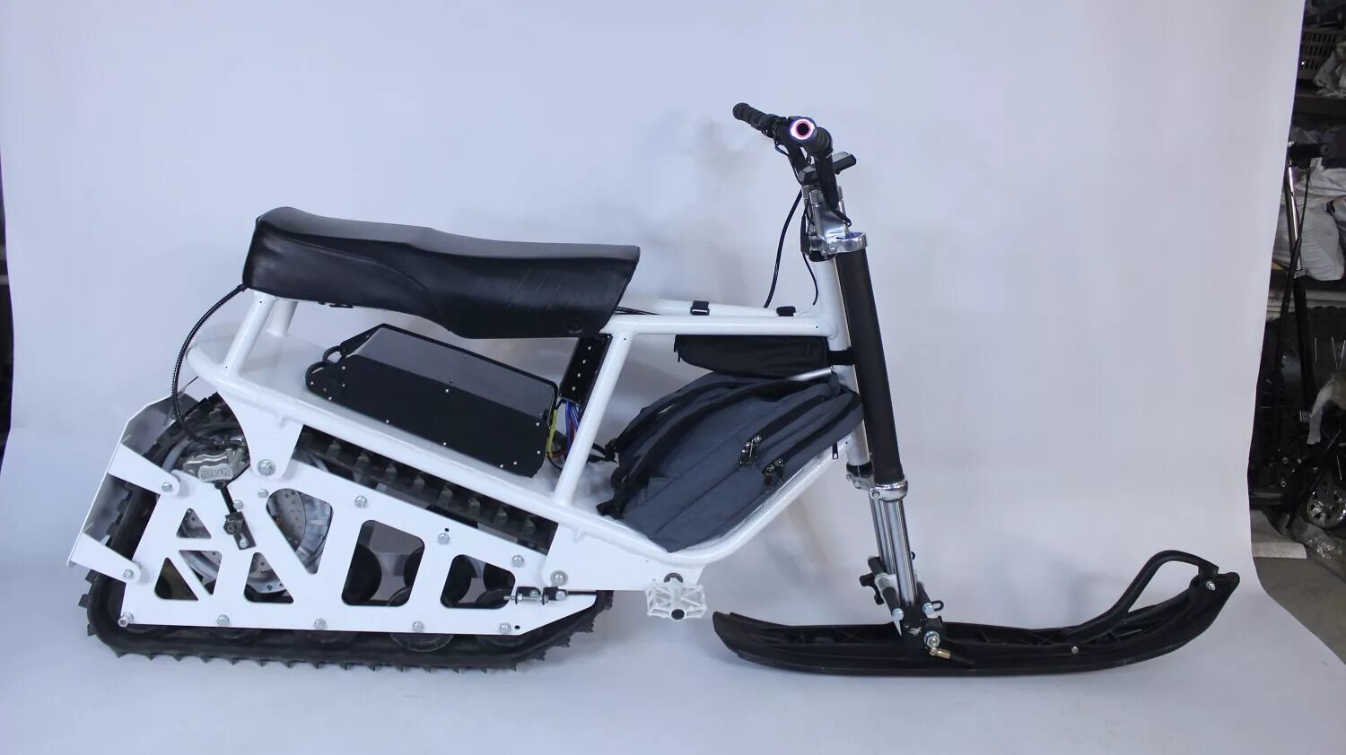 SNOWSCOOTER 1000w. Snowbike MONOTRACK. Электроснегокат SNOWSCOOTER. Электро сноубайк. Снегоход самокат