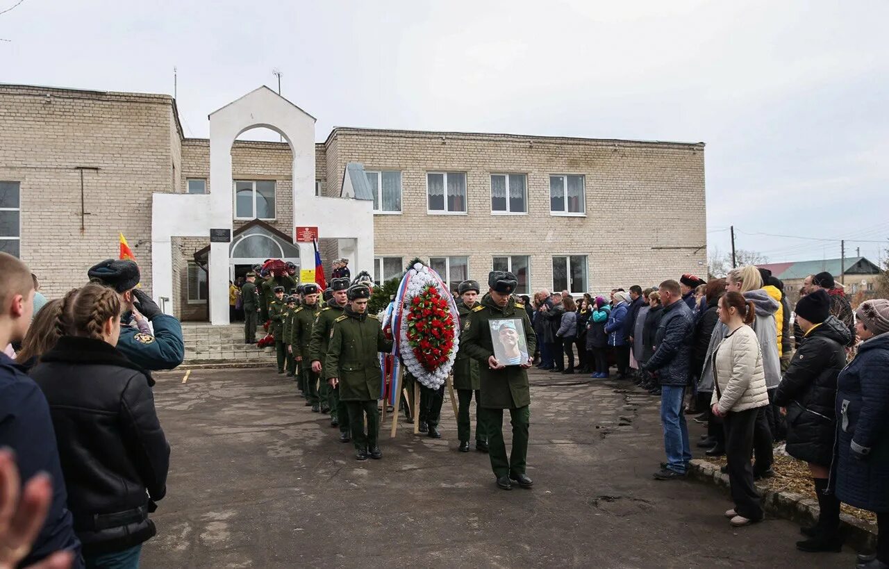 Похороны военнослужащего. Езвинская СОШ Калининский район Тверской области. В Тверской области простились с военнослужащим.