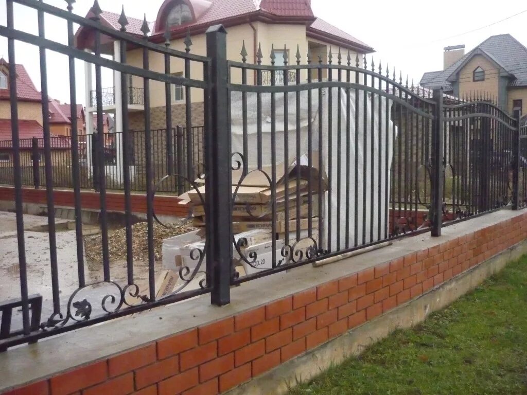 Купить забор ставрополь. Кованый забор. Кованый забор с металлическими столбами. Кованые заборы с железными столбами. Сварной забор с кованными элементами.
