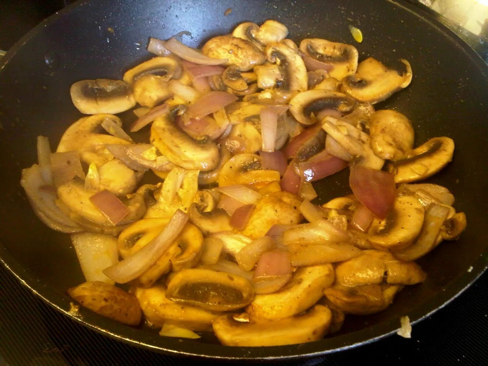 шампиньоны сколько жарить по времени на сковороде. грибы на сковороде. шампиньоны сколько жарить по времени на сковороде. жареные грибы со сметаной. пицца с жареными грибами.