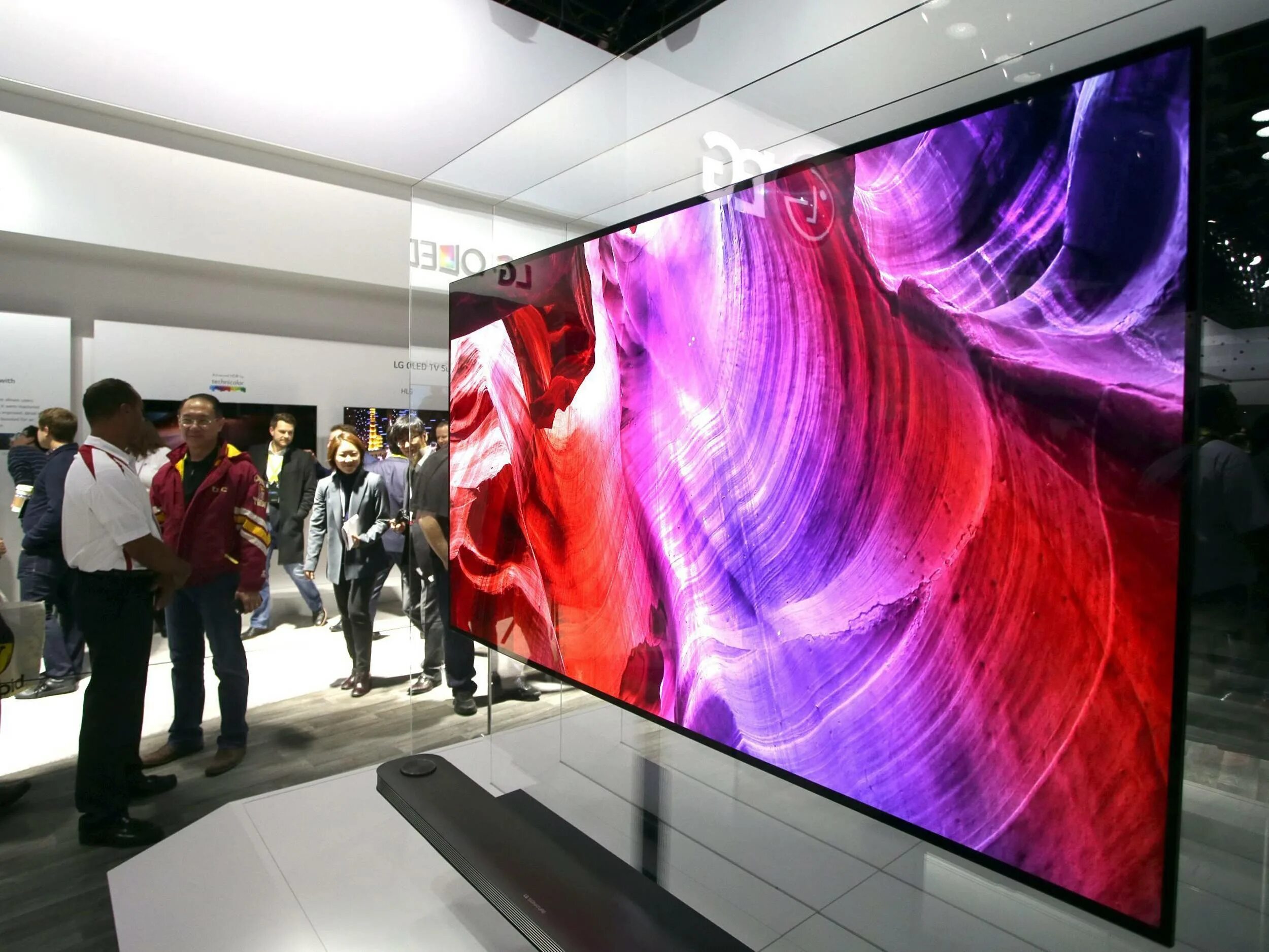 Лучшие телевизоры в мире. LG OLED 80 дюймов. Большой телевизор. Гигантский телевизор. Большой экран телевизора.