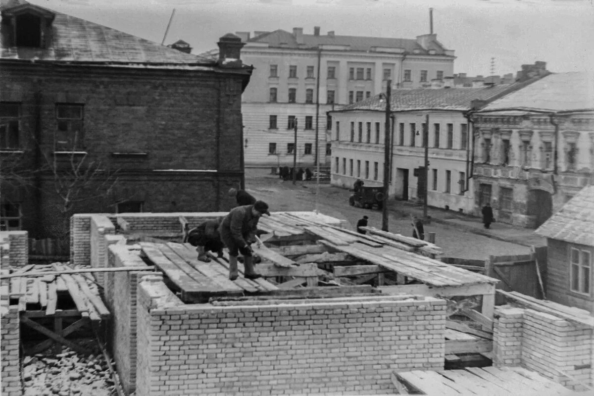 Школа серова тверь. Старое здание автовокзала в Твери. Старое двухэтажное здание надстроили Новосибирск. Тверь старые фото Свободный переулок. Тверская старые старые фото дворов.