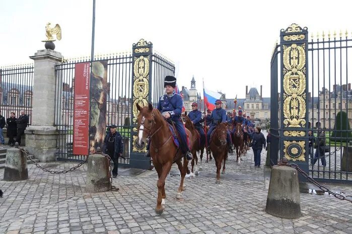 Выехали казаки. Казаки в париже в 1814. конный поход москва париж. казаки в париже бистро.