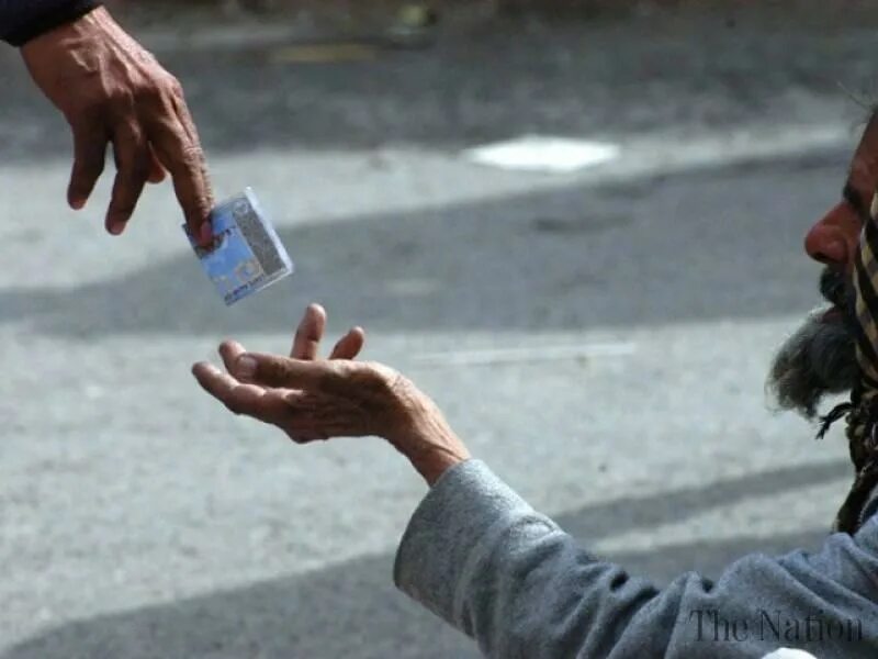 Подаяние денег. Begging money. Begging for money. Hijabi woman helping poor people. Бедный человек с деньгами.