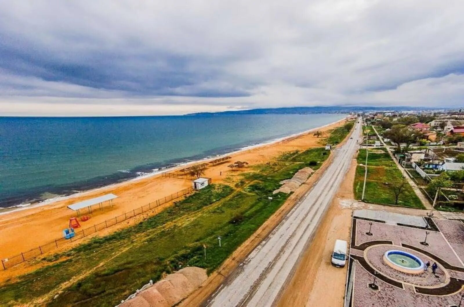 Поселок береговое отдых. Посёлок Береговое Крым. П Береговое Феодосия. Поселок Береговое Феодосия пляж. Озеро Кучук Аджиголь Береговое Крым.