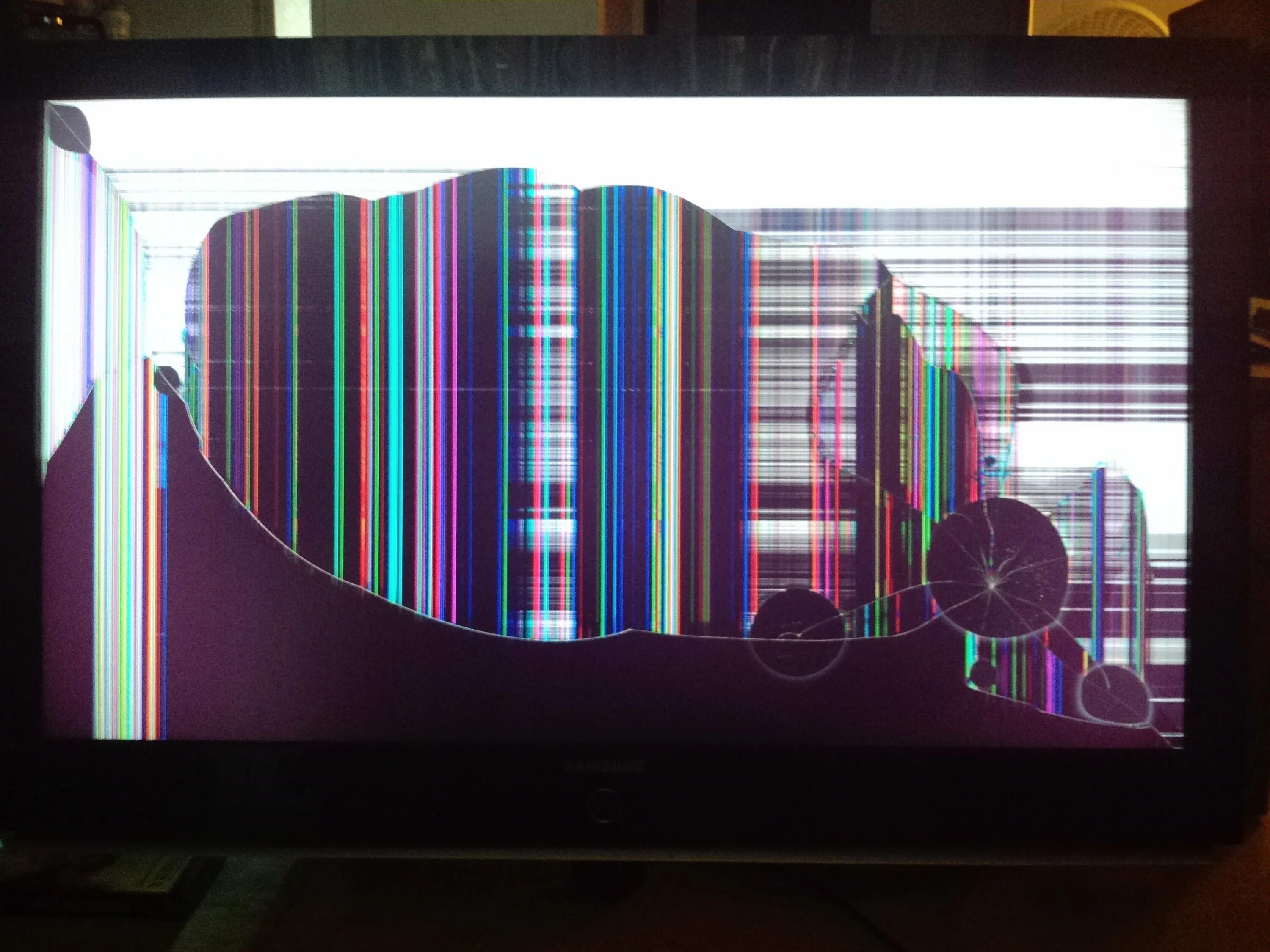 Разбитый телевизор. Разбитый экран телевизора. Разбитый икран теливизара. Разноцветные полосы на телевизоре.