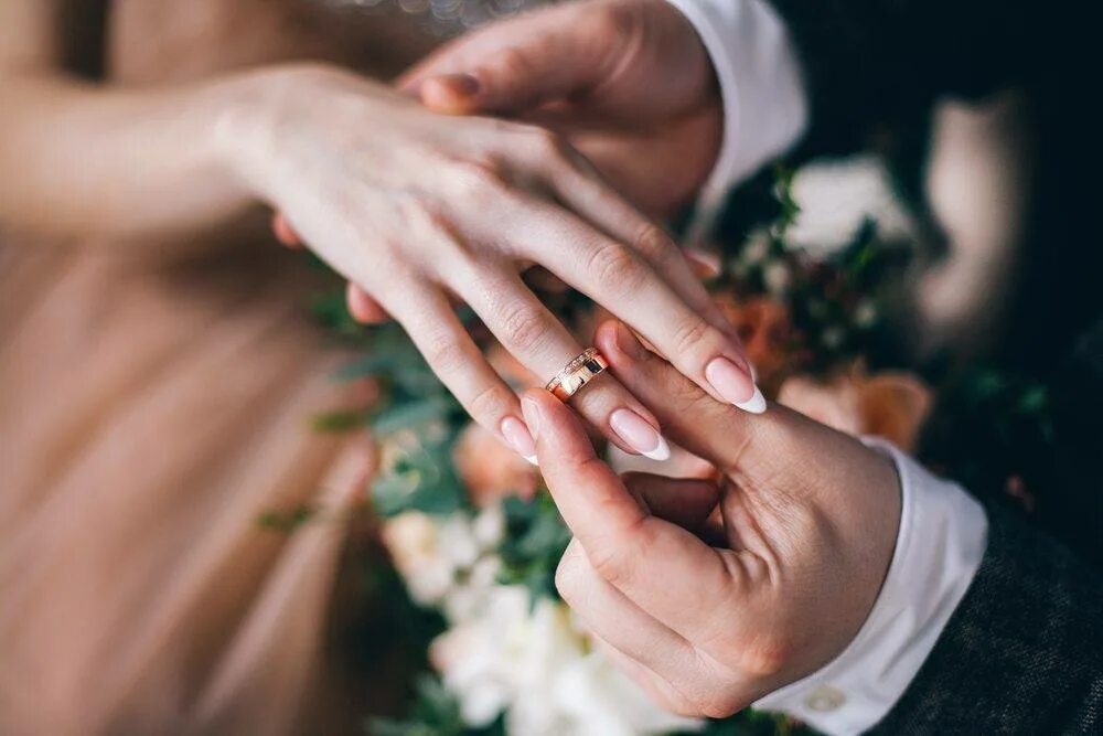 Кольцо брак на какой руке. Пуки с обручальными кольцами. Обручальные кольца на руках. Свадебные кольца на руках. Свадебные кольца на пальцах.