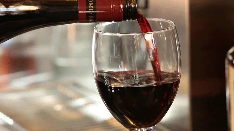Бокал с вином. Бокал красного вина. Красное вино в бокале. Наливает вино.