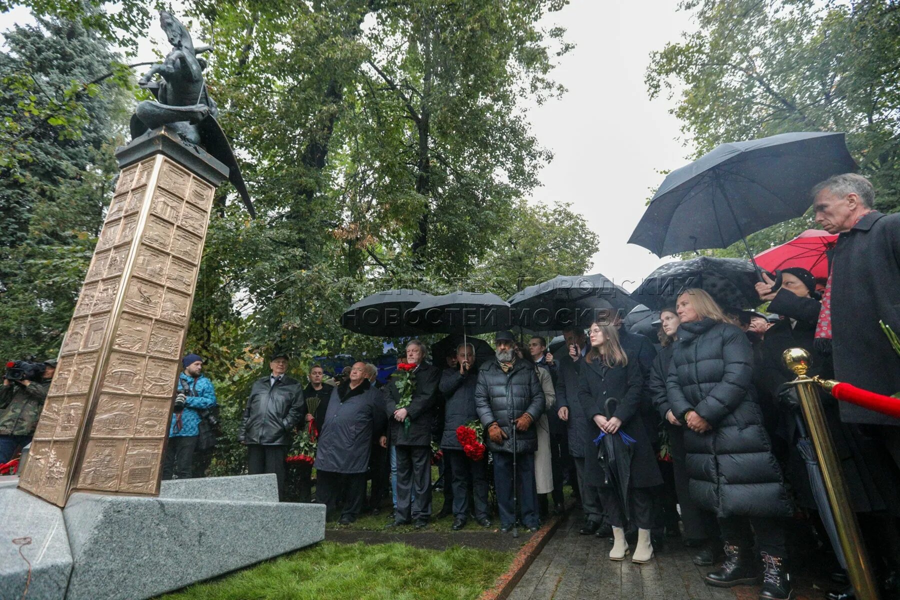 Лужков похоронен. Памятник Лужкову на Новодевичьем. Памятник Лужкова на Новодевичьем кладбище. Памятник Юрию Лужкову на Новодевичьем кладбище. Могила Лужкова на Новодевичьем памятник.