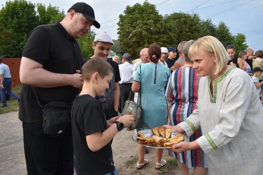 Медовый спас в уинском в 2025. Медовый спас в епифани. народные празднования спаса. народный праздник на спасы. медовый спас фольклорный праздник.