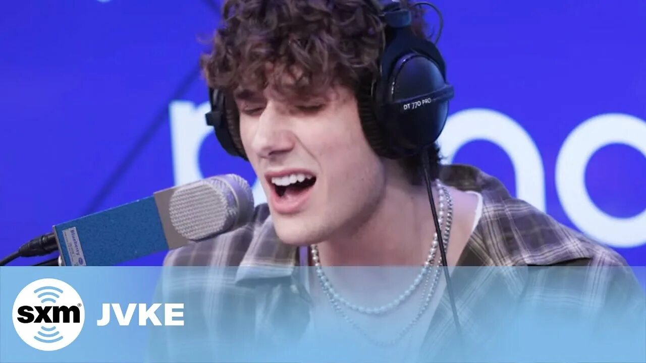 Jvke рост. Jvke американский певец. jvke. jvke album. jvke слушать.
